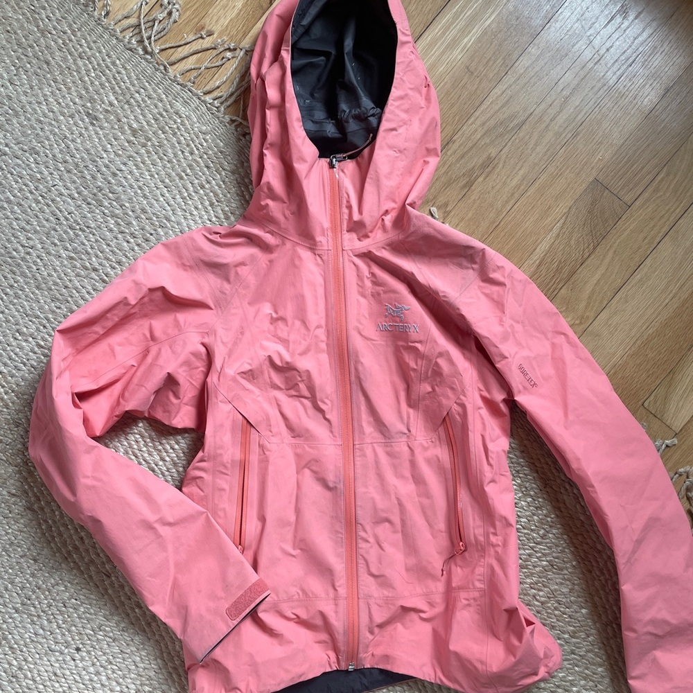 Women’s Arc’teryx Lightweight GoreTex Rain Jacket